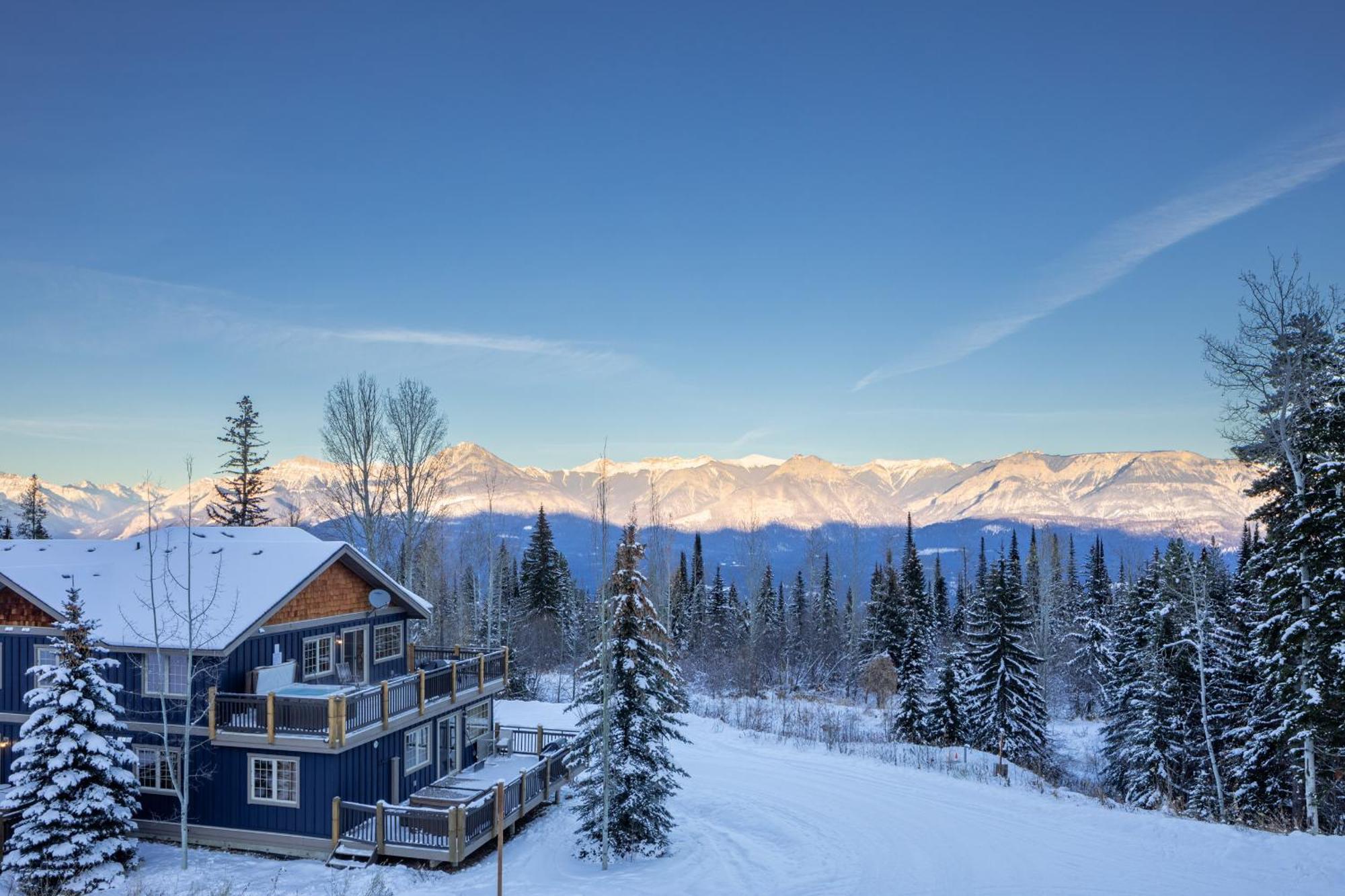 Lush Mountain Accommodations Golden Exterior photo